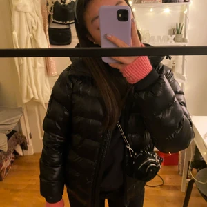 Peak Performance: Tomic W Puffer  - NYSKICK. Säljer för 1200 + frakt  Den är sjukt snygg, trendig och framförallt varm och bekväm till vintern. Jackan har dragkedjsfickor, justerbar luva, elastiska muddar som håller vind och snö borta samt högpresterande Eco Theremore-foder.🤩 