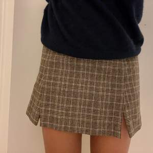 Söt kjol med två slitsar där fram! Köpt från weekday men aldrig använd💞💞