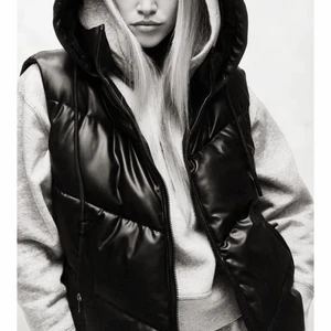 Väst med huva i skinnimitation - Zara - Väst från zara, använd vid fåtal tillfällen men är i nyskick