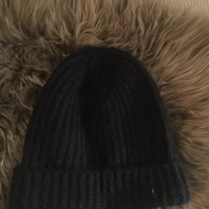 WERA svart mössa stickad  - Jättefin mössa från WERA, sparsamt använd. Nypris 299k. Köparen står för frakt!🥰