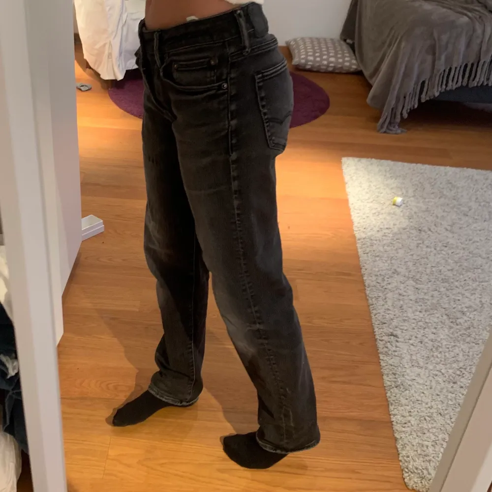 Säljer dessa sjukt coola jeans! Jag hade önskat att de satt lite tightare men perfekta i längden. Jag är 171 cm lång💓💓. Jeans & Byxor.