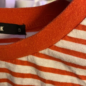 Från BikBok storlek S - Fin randig t-shirt med Vit och Röd. Storlek S passar även Xs. Finns inte kvar i butik längre men man kan köpa det här nu! Kostade 299 först.