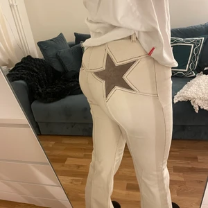 Jeans med stjärnor - As balla jeans med stjärnor på rumpan men kommer tyvärr inte till användning då jag tröttnat på dem! De är i storlek W.28 men har tyvärr några fläckar som borde gå bort i tvätten. Inköpta för 1800kr och pris kan diskuteras vid snabb affär💕