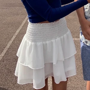 Vit kjol  - Fin vit kjol som ej kommer till användning, köpare står för frakten❤️ (tagna bilder)