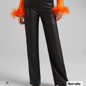 Skinnbyxor stl M - Oanvända skinnbyxor från bershka i stl M. Säljer pågrund att jag har fler liknande så de kommer inte till användning!🌟 Innerbenslängd är 80cm!