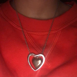 Ett jättefint halsband  - Det här halsbandet är nytt har haft det 1 gång bara 