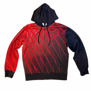 Fox huvtröja - Huvtröja från fox i lite blankt och tunnare material! Storlek XXL så sitter oversized, lite nopprig på insidan och sliten på dragkedjan men inget mam tänker på, annars fint skick! 🤍 DM vid frågor osv! 