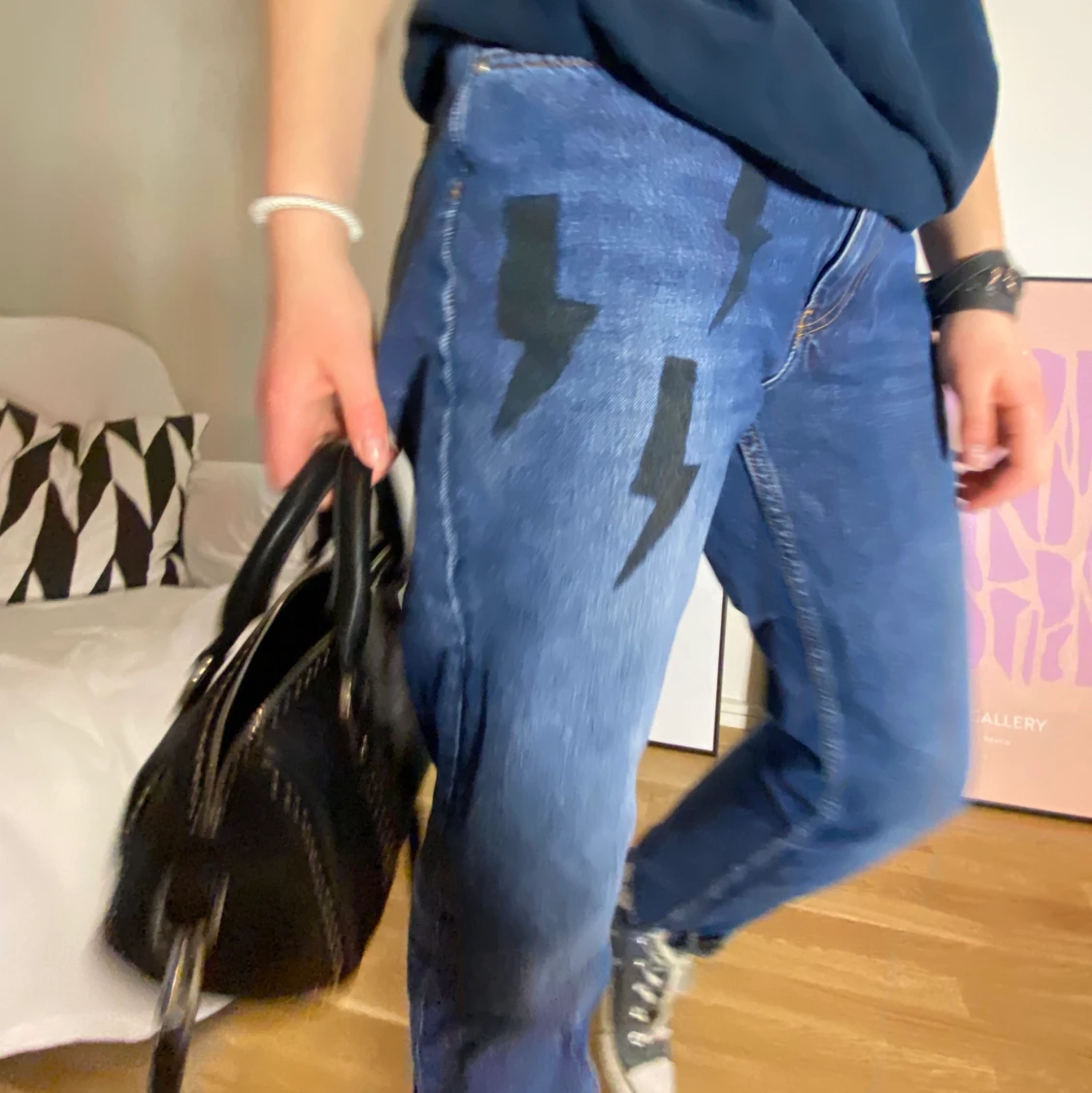 Jeans med handmålade blixtrar på - 90