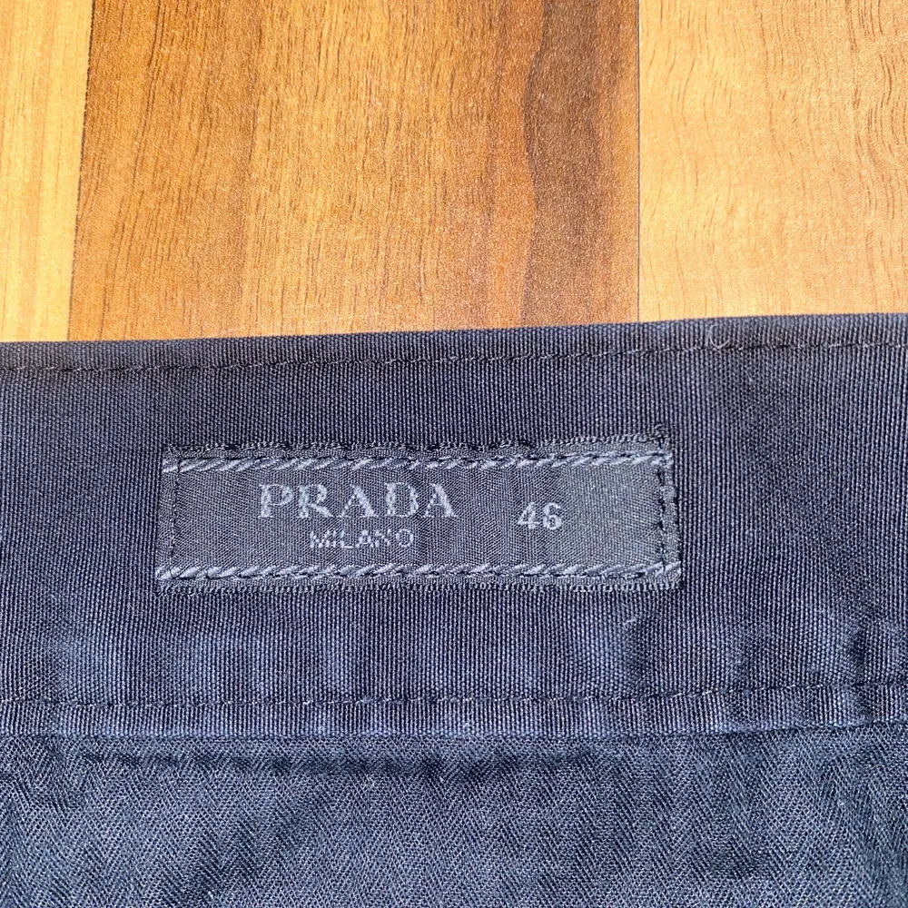 Mörkblåa kostymbyxor från Prada. Kontakt för fler bilder. Nypris ca 3000kr. Jeans & Byxor.
