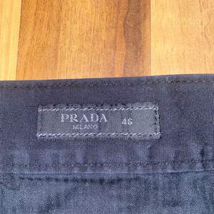 Mörkblåa kostymbyxor från Prada. Kontakt för fler bilder. Nypris ca 3000kr