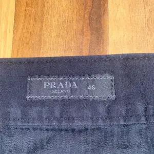 Mörkblåa kostymbyxor från Prada. Kontakt för fler bilder. Nypris ca 3000kr