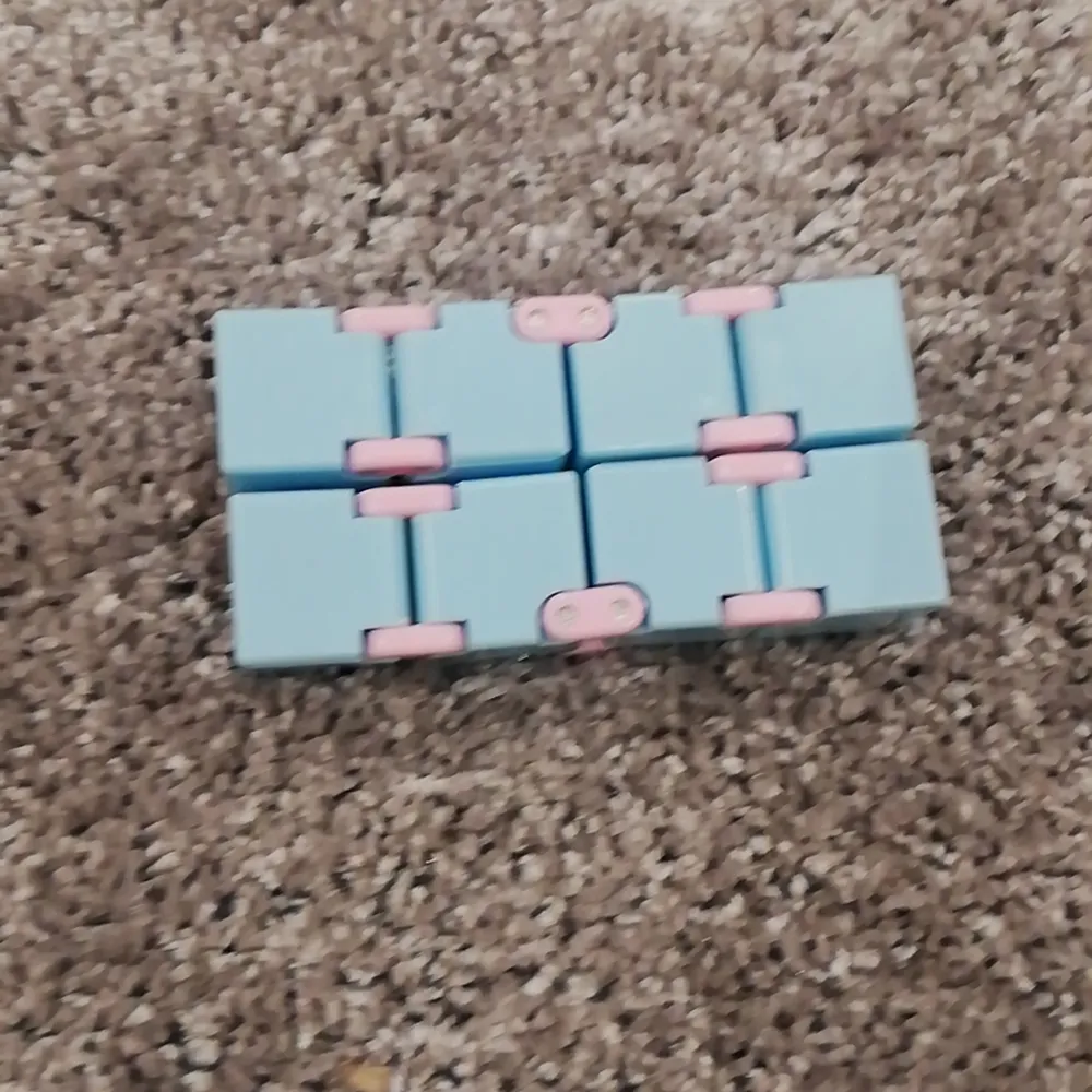 Två styckna fidget cubes. De kostar 12 tillsammans. . Övrigt.
