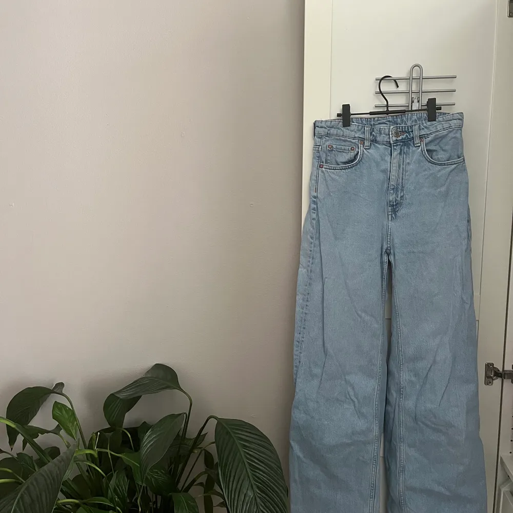 Säljer dessa ljusblå Ace jeans från Weekday. Inget att anmärka på skicket. Köparen står för frakt alternativt kan jag mötas i Lund. Jeans & Byxor.