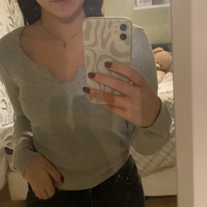 Topp - Säljer denna gråa topp från Gina tricot i storlek S🤍🖤