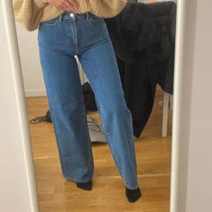 Dessa är ett par blåa jeans som inte kommer till användning, (är i ny skick) köpta från Lindex för 499kr och har storleken 38 men passar mig bra som är storlek 36:) jag är 1,67cm lång. Mitt pris: 200kr 🥰 skickar gärna fler bilder privat för er som är intresserade.