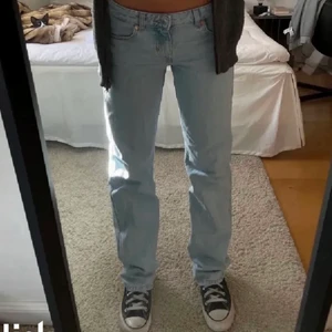 Weekday low-waist jeans - Säljer dessa low waist jeans från weekday i modellen arrow. Säljer för att jag behöver pengarna, men dom är så fina! Köparen står för frakten 🥰