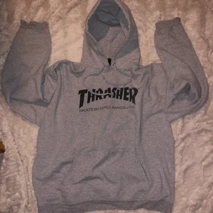 Thrasher hoddie  - Skit snygg hoddie i storlek M inga difekter och är i bra skick!❤️