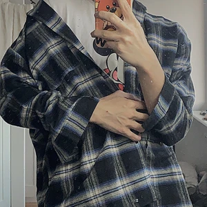 rutig skjorta (svart och blå)  - En långärmad, unisex och oversize skjorta som är perfekt för älskare av koreansk stil eller oversize. Jag har faktiskt inte använt den än så den är helt ny och vacker.  Jag köpte den i en butik i Korea