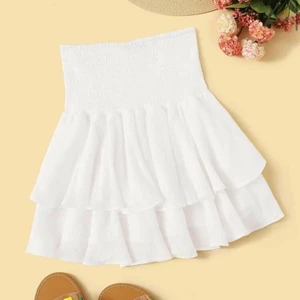 Vit kjol - Jättefin vit kjol ifrån SHEIN i storlek S, lite genomskinlig och funkar säkert med vita shorts under💕💕 Aldrig använd💕 höj med minst 10kr EDIT: provade igen efter lång tid, den är lite längre på ena sidan bak men ser bra ut om man sätter den bra