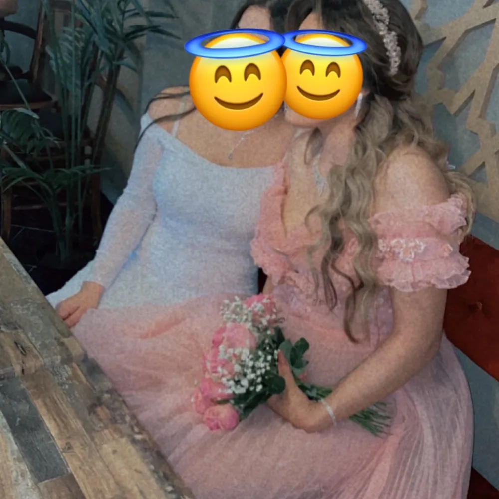 Hej! Här kommer min underbara klänning. Jag köpte den för min förlovning och haft på mig den bara en gång. Jag har ändrat små saker på klänningen för att jag tyckte att den skulle se mycket mer finare ut. . Mekot.