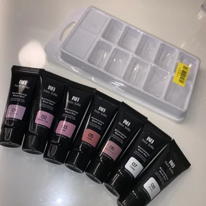 Polygelnail kit + UV lampa - Polygel startkit + UV lampa. Endast 2 två av tuberna som som använts dvs resterande av tuberna är oanvända. 