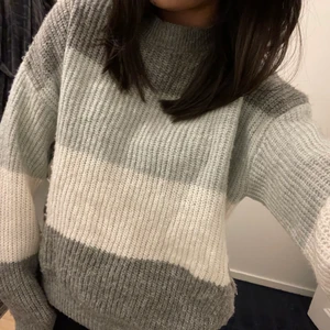 Stickad tröja - En colorblock stickad tröja från NAKD. En gammal favorit som är lite använd men i fint skick🥰 Hör av er vid intresse💕