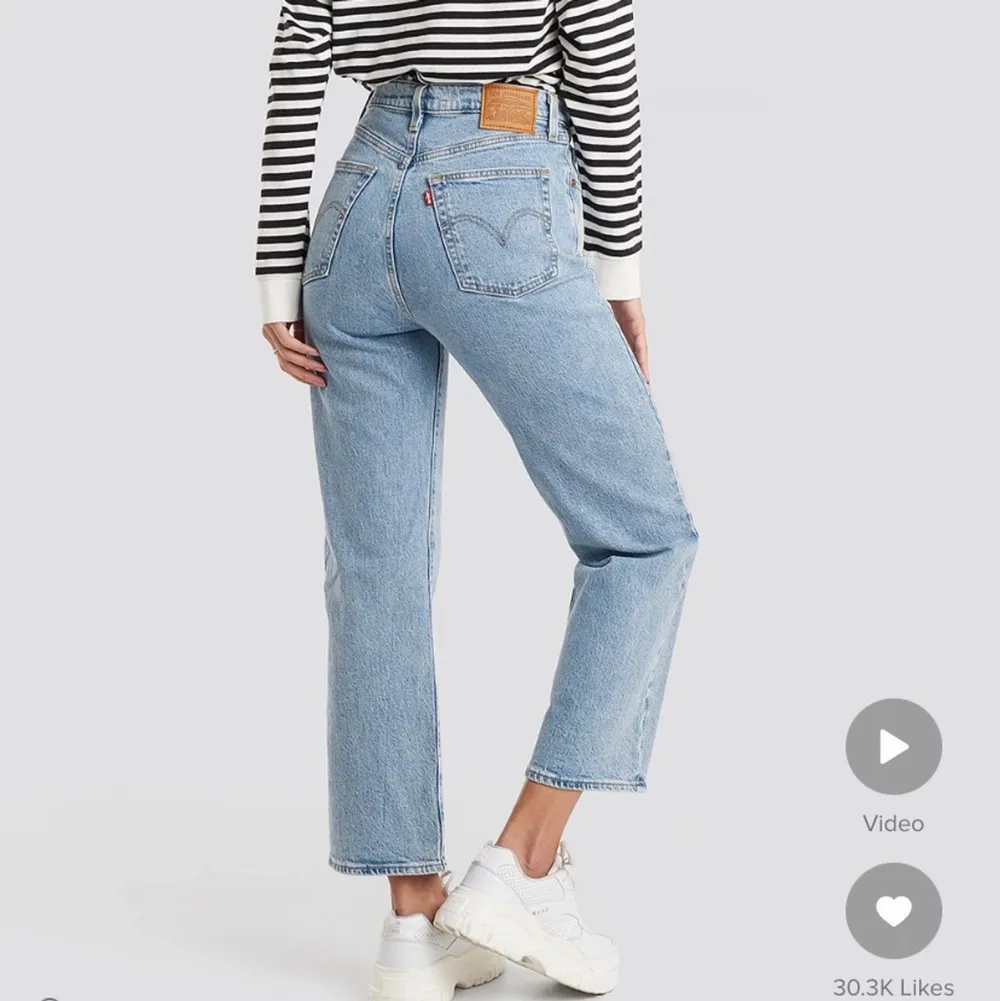 Jag säljer mina Levis jeans eftersom de inte längre passar mig och har stått orörda länge i garderoben. Jeansen är köpta på NA-KD. ✨. Jeans & Byxor.