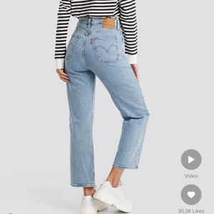 Levis Jeans  - Jag säljer mina Levis jeans eftersom de inte längre passar mig och har stått orörda länge i garderoben. Jeansen är köpta på NA-KD. ✨