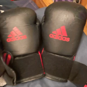 Helt thaiboxning set  - Haft dem ett tag nu men inte använt de så mycket då jag benskydden blev för små 