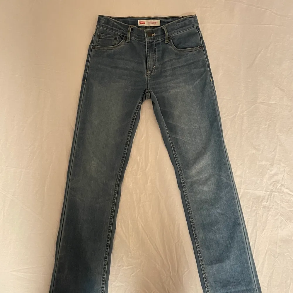 superfina levis jeans, köpta på zalando för 650, säljer då de är för små😁. Jeans & Byxor.