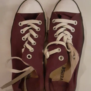 Lilla converse - Hej här är några lilla converse jätte fina i storlek 37 säljer dom för 100 kr 💜💫