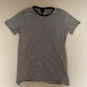 randig hm tröja - superfin randig tröja från hm, storlek XS men passar även större då den är från herravdelningen, superfint skick😁