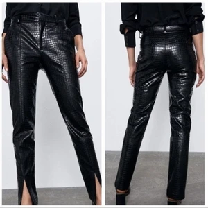 Alligator byxor från zara  - Skit snygga byxor! Fint skick, haft dom på mig 1 gång bara så gott som nya!