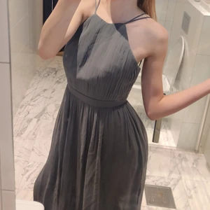 By Malina långklänning - Superfin mörkgrå aftonklänning från märket By Malina. Nypris: 4000kr. Stl: M. Aldrig använd då den är för stor för mig. Perfekt till nyår! 