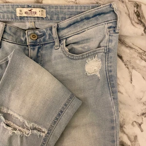 Hollister jeans  - Hollister jeans. Dom är low rise, ljusblåa med hål på knäna. Fint skick! Jag själv passar verkligen inte i low rise jeans men det är bara så snyggt!😍