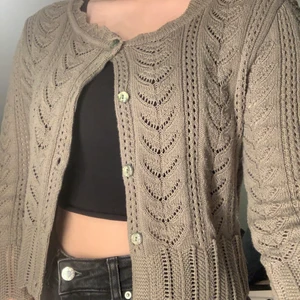 Grön kofta - Grön söt kofta från Kappahl som jag tror inte säljs längre. Jättegulligt mönster. Säljer en likadan fast i beige färg. Om du köper flera plagg kan paketpris diskuteras. Pris kan diskuteras vid snabb affär💞💞