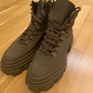 Zara boots storkek 39  - Säsongens boots, jätte sköna och snygga. Storlek 39 