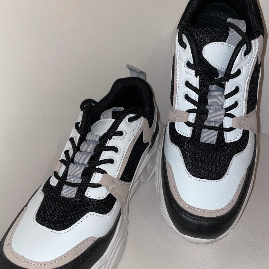 Vit/svarta sneakers strl39 - 90