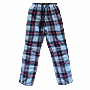 Rutiga pyjamasbyxor - rutiga pyjamasbyxor i gott skick som passar XS eller S med kortare ben. jag har S i byxor och är 167cm med långa ben (går exakt till min fotknöl).  jätte fina och trendiga, frakten är 45kr💕