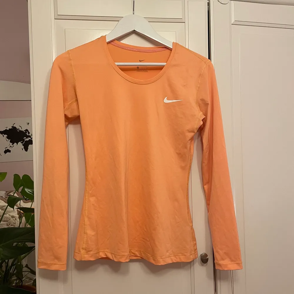 Orange tröja från nike- välbevarad . Toppar.