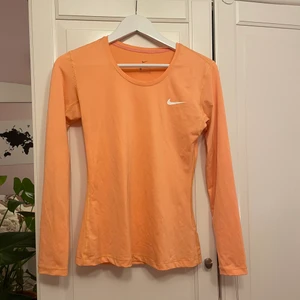 Nike tröningströja - Orange tröja från nike- välbevarad 