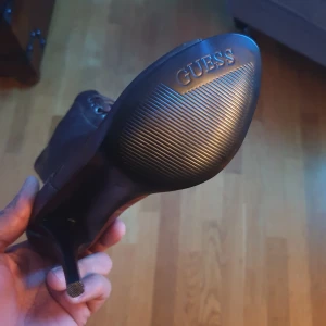 Guess - Otroligt bra skick, storlek 6M