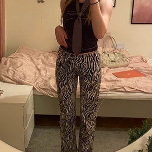 Zebra byxor - Gulliga byxor från motelrocks, är själv 176 cm💜