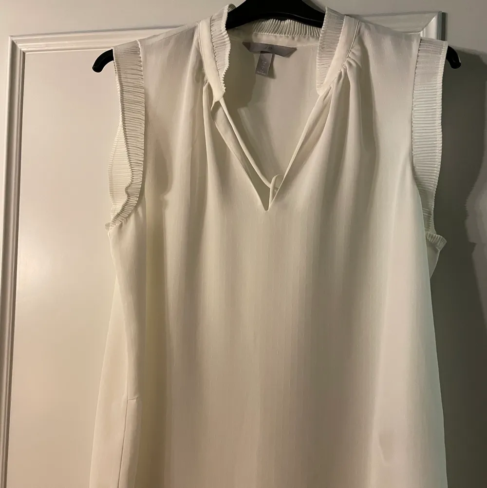 Kavaj från Zara. Storlek M - använd en gång - 80 kr / en vit blus från ginatricot storlek 36 - 30 kr - En blus från H&M storlek 36- Aldrig använda - 30 kr - 50 kr för båda blusarna. Toppar.