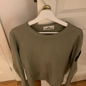  Stone island sweatshirt - Grön stone island sweatshirt köpt från NK Göteborg. Nypris 1800kr 