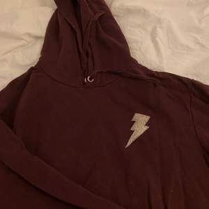 Vinröd hoodie med en blixt på strl S