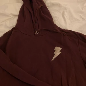 Tröja med blixt på - Vinröd hoodie med en blixt på strl S