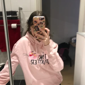 Rosa pink panther hoodie - Super mysig rosa hoodie från h&m, herrstorlek xs! Lite nopprig men inget man stör sig på😊 Hämtas i slussen eller postas!