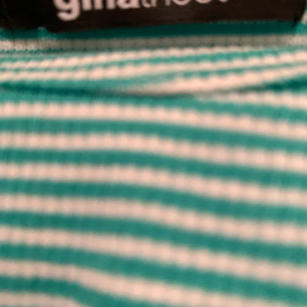 En skön grön och vit tröja från Gina Tricot i storleken XS. Rätt så stretchig ✨. Skjortor.