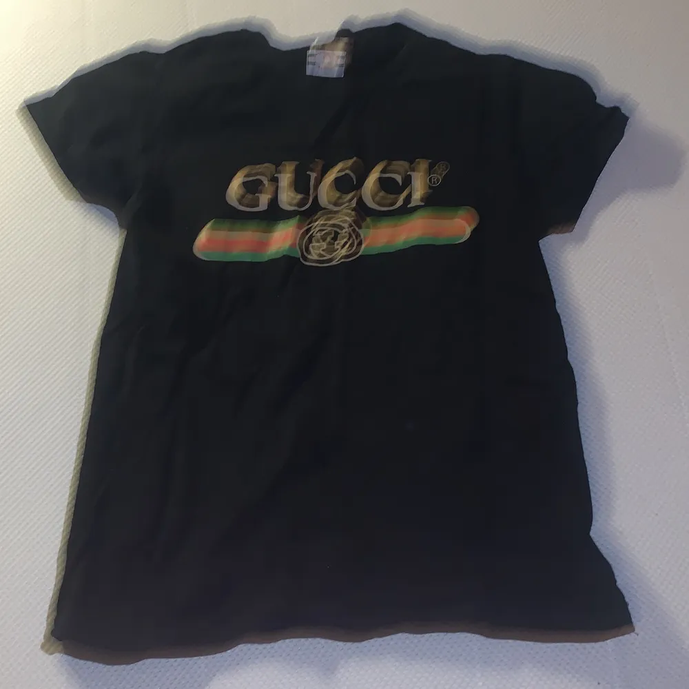 En ny fake Gucci t-shirt skick 7/10 för tjejer och killar . T-shirts.